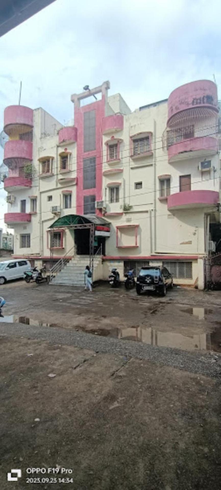 Laxminarayan Club & Resort Vadodara Bagian luar foto